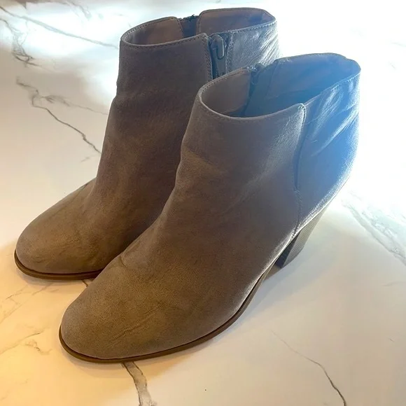 Banana Republic Ankle booties, size 7, Taupe, Tan, Chunky 4 inch heel - Picture 15 of 15